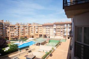 uma vista para um grande edifício de apartamentos com uma piscina em Las Retamas, Alcorcón em Alcorcón