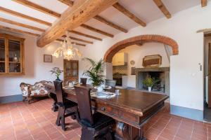 une salle à manger avec une table et une cheminée dans l'établissement Casa Biffoli - Bucine, à Bucine