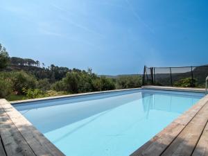 uma piscina com vista de uma casa em Holiday Home Les Oliviers - SAE110 by Interhome em Salernes