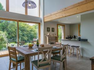 Il comprend une cuisine et une salle à manger avec une table et des chaises en bois. dans l'établissement Chalet Ty Coat - LFF107 by Interhome, à La Forêt-Fouesnant