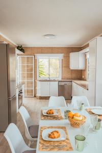 eine Küche mit einem Tisch mit Essen drauf in der Unterkunft Villa Sa Bassa, Amazing seaviews and great Pool in Portinatx