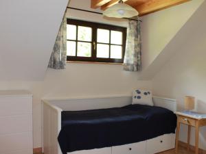Schlafzimmer mit einem Bett und einem Fenster in der Unterkunft Apartment Schwalbennest by Interhome in Bad Kleinkirchheim