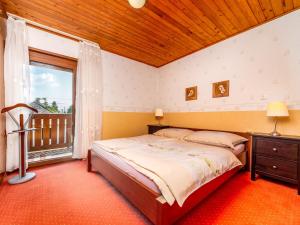 um quarto com uma cama e uma grande janela em Holiday Home Brico by Interhome em Balatonkeresztúr
