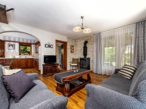 uma sala de estar com sofás e uma mesa de bilhar em Holiday Home Brico by Interhome em Balatonkeresztúr