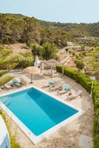 波蒂納茨的住宿－Villa Sa Bassa, Amazing seaviews and great Pool，一个带椅子和桌子的游泳池