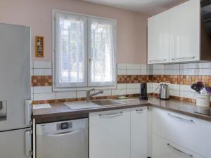 シス・フール・レ・プラージュにあるHoliday Home De Manou - SFP135 by Interhomeの白いキャビネット、シンク、窓付きのキッチン