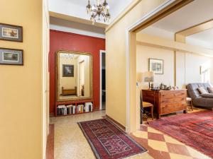uma sala de estar com um sofá e um espelho em Apartment Le Provence by Interhome em Dinard