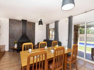 comedor con mesa, sillas y chimenea en Holiday Home Montverde by Interhome en Santa Ceclina