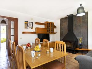 comedor con mesa de madera y chimenea en Holiday Home Montverde by Interhome en Santa Ceclina
