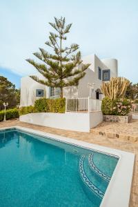uma villa com piscina em frente a uma casa em Villa Sa Bassa, Amazing seaviews and great Pool em Portinatx