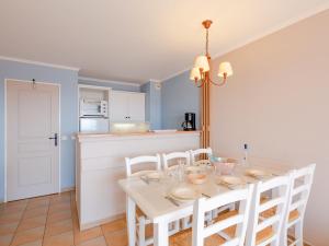 cocina y comedor con mesa blanca y sillas en Apartment Les Rivages des Issambres-3 by Interhome, en Les Issambres