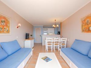 レ・ズィサンブルにあるApartment Les Rivages des Issambres-3 by Interhomeのリビングルーム(青いソファ2台付)、キッチン