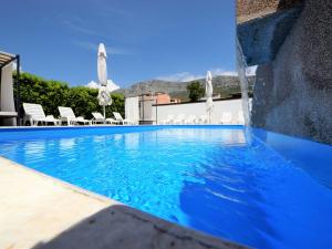 Bazén v ubytování Holiday Home Queen Ahn by Interhome nebo v jeho okolí