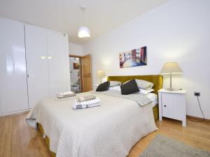 Postel nebo postele na pokoji v ubytování Holiday Home Queen Ahn by Interhome