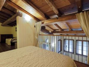 サン・マルティーノ・デッラ・バッターリアにあるApartment Corte Arcadia-7 by Interhomeの木製の天井の客室で、ベッドルーム1室(ベッド1台付)