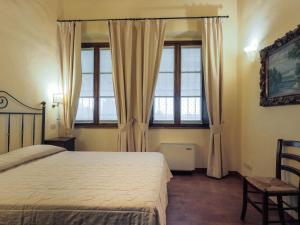 サン・マルティーノ・デッラ・バッターリアにあるApartment Corte Arcadia-7 by Interhomeのベッドルーム1室(ベッド1台、窓2つ付)