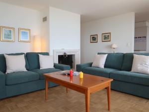 un soggiorno con 2 divani blu e un tavolino da caffè di Apartment Montreux - Panorama by Interhome a Montreux