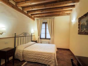- une chambre avec un lit et une fenêtre dans l'établissement Apartment Corte Arcadia-5 by Interhome, à San Martino della Battaglia