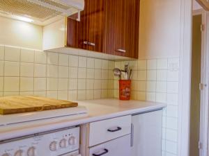 Kuchyň nebo kuchyňský kout v ubytování Apartment Les Grandes Balmes I et II - Le Lac-9 by Interhome