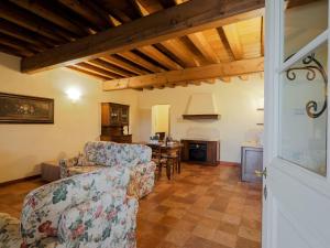 ein Wohnzimmer mit einem Sofa und einem Tisch in der Unterkunft Apartment Corte Arcadia-2 by Interhome in San Martino della Battaglia