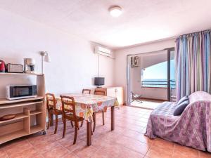 ein Wohnzimmer mit Esstisch und Couch in der Unterkunft Apartment Casa Vecchi by Interhome in Moriani Plage