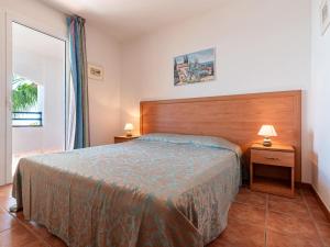 ein Schlafzimmer mit großem Bett und Fenster in der Unterkunft Apartment Casa Vecchi by Interhome in Moriani Plage + 14 Fotos