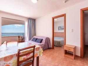 1 dormitorio con cama y vistas al océano en Apartment SOGNU DI RENA by Interhome, en Moriani Plage