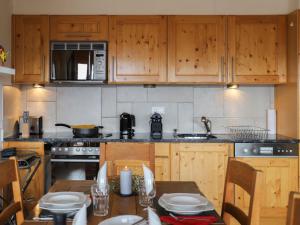 Kuchyň nebo kuchyňský kout v ubytování Apartment Domaine des Reines A2 by Interhome