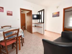 TV a/nebo společenská místnost v ubytování Apartment Vesela-4 by Interhome