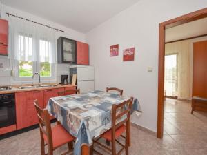 Kuchyň nebo kuchyňský kout v ubytování Apartment Vesela-4 by Interhome