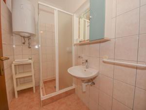 Koupelna v ubytování Apartment Vesela-4 by Interhome