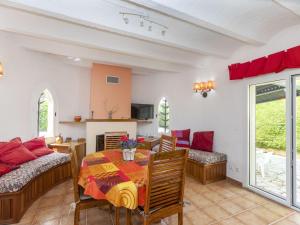 ein Wohnzimmer mit Tisch und Couch in der Unterkunft Holiday Home Origami by Interhome in Calonge