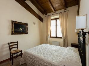 サン・マルティーノ・デッラ・バッターリアにあるApartment Corte Arcadia-9 by Interhomeのベッドルーム1室(ベッド1台、椅子、窓付)