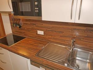 kuchnia ze zlewem i blatem w obiekcie Apartment Ladis-7 by Interhome w mieście Ladis +37 zdjęć