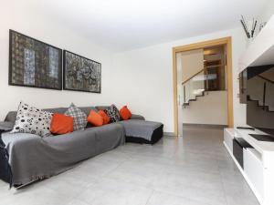 ein Wohnzimmer mit einem Sofa und einem TV in der Unterkunft Holiday Home Volca by Interhome in Olot