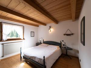En eller flere senge i et værelse på Apartment Chalet Baita Tabià Dolomites by Interhome