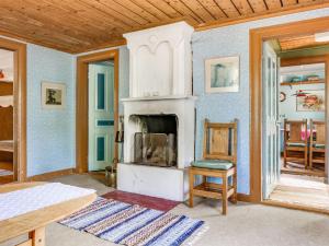 - un salon avec une cheminée et une chaise dans l'établissement Holiday Home Ebbabolet by Interhome, à Tibro