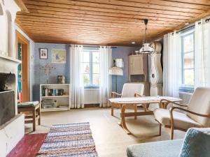 - un salon avec un plafond en bois et une table dans l'établissement Holiday Home Ebbabolet by Interhome, à Tibro