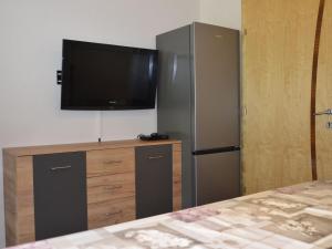 Televízia a/alebo spoločenská miestnosť v ubytovaní Apartment Apart Garni Wachter-1 by Interhome