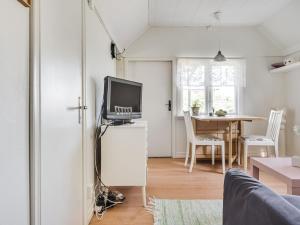 sala de estar con TV y mesa en Holiday Home Bergkvara - SND033 by Interhome, en Bergkvara