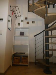 klatka schodowa z półką na książki obok spiralnych schodów w obiekcie Apartment Chalet La Muntaniala by Interhome w mieście Grindelwald