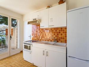 Kuhinja oz. manjša kuhinja v nastanitvi Apartment Les Floralies II-3 by Interhome