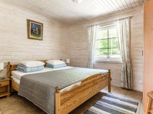 een slaapkamer met een bed en een raam bij Holiday Home Erikstorp Tvåan by Interhome in Olofström