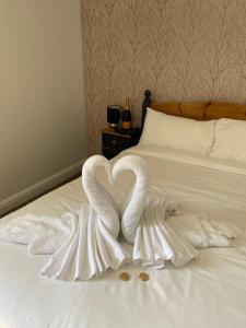 Cama ou camas em um quarto em The Ladybower Inn