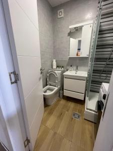 Un baño pequeño con inodoro y lavabo. en STELLA Appartment, en Novi Sad 18 fotos más
