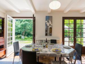 uma sala de jantar com mesa e cadeiras em Holiday Home Bellevue - MSR103 by Interhome em Moëlan-sur-Mer