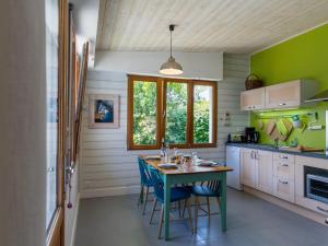コンカルノーにあるHoliday Home Gîte au Jardin - CCN106 by Interhomeの緑の壁