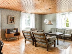 ein Wohnzimmer mit einem Tisch und Stühlen in der Unterkunft Holiday Home Gåragöl - B in Olofström