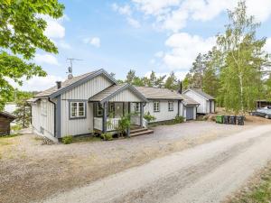 een klein wit huis met een oprit bij Holiday Home Bergstigen Gunnebo by Interhome in Gunnebo