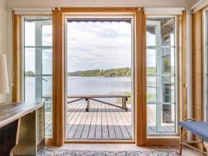 een deur die leidt naar een dok met uitzicht op het water bij Holiday Home Bergstigen Gunnebo by Interhome in Gunnebo